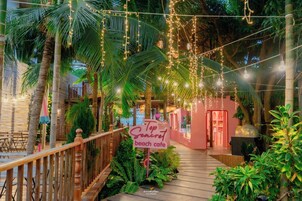 Lunch and dinner served, Thai cuisine