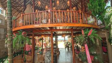 Lunch and dinner served, Thai cuisine