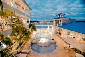 A hotel with a pool, lounge chairs, and a view of the water. - Hotel Casona del Lago (Flores)