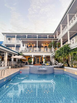 Outdoor pool - Hotel Casona del Lago (Flores)