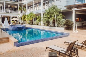 Outdoor pool - Hotel Casona del Lago (Flores)