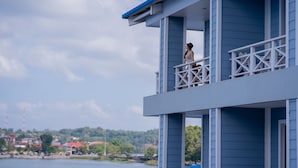 A blue building with a balcony overlooking a body of water. - Hotel Casona del Lago (Flores)