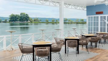 Se sirven desayunos, almuerzos y cenas (con vistas a la piscina)
