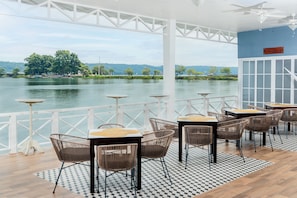 Frühstück, Mittagessen, Abendessen, Blick auf den Pool
