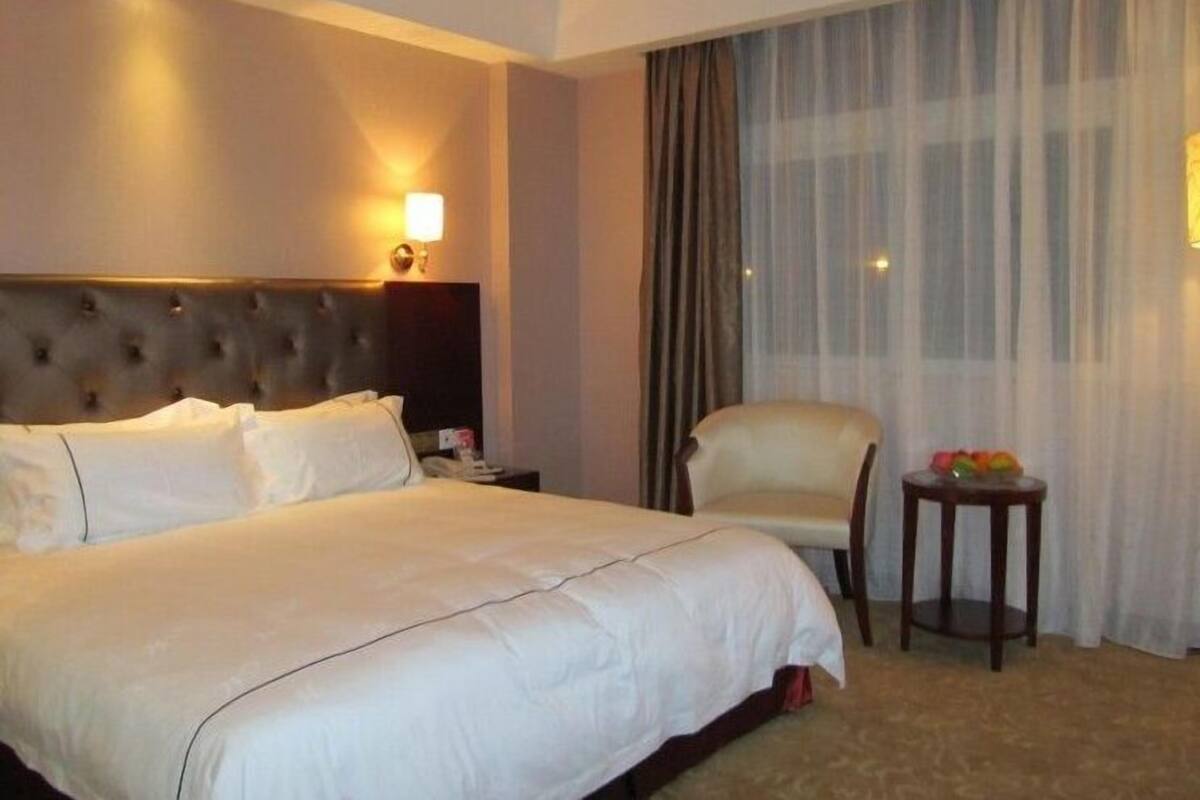 Executive Suite, 1 King Bed | Desk