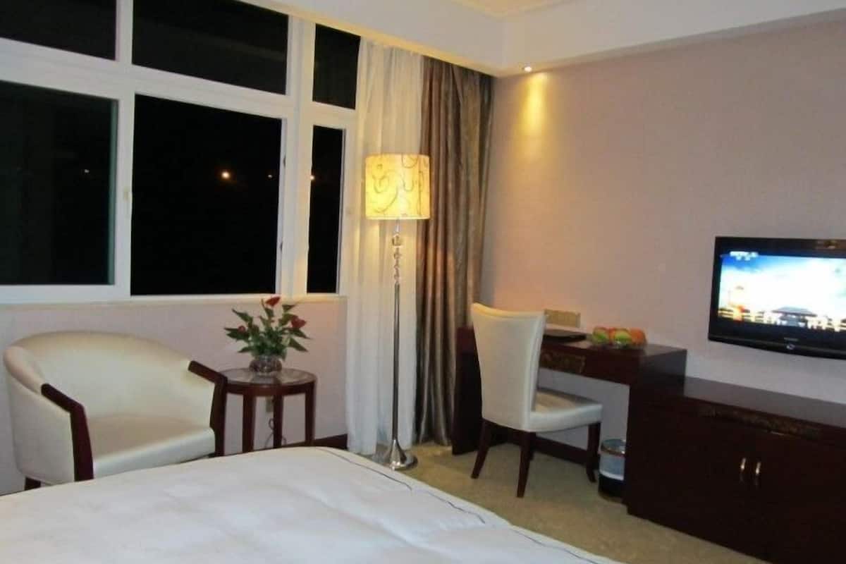 Deluxe Room | Desk