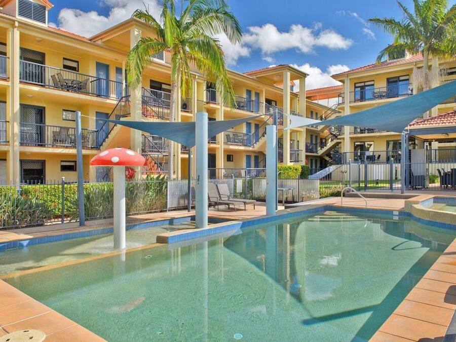 Una piscina al aire libre, una piscina climatizada