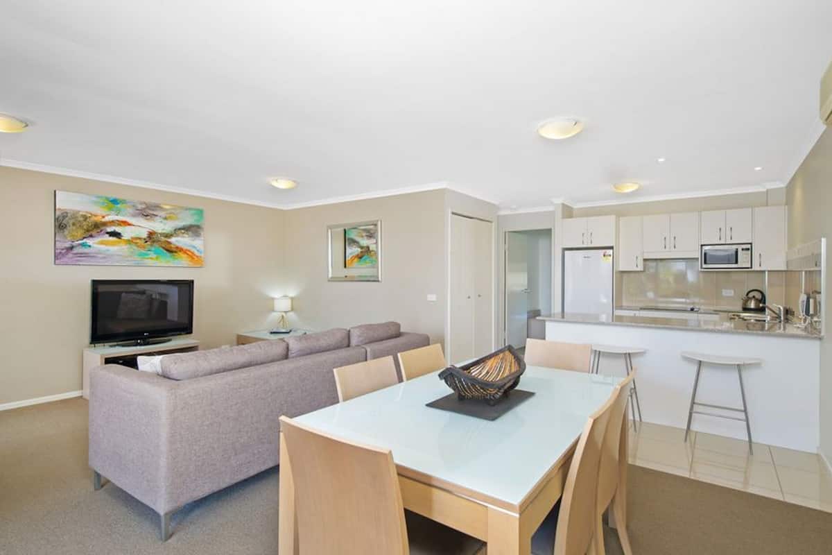 Un appartement moderne comprenant un salon, un coin repas et une kitchenette.