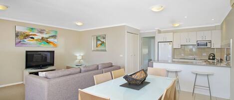 Un apartamento moderno con sala de estar, comedor y kitchenette.