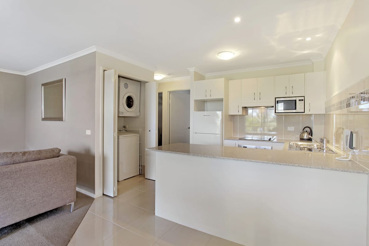 Full-sized fridge, microwave, stovetop, dishwasher