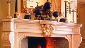 Una chimenea con una repisa decorativa y fuego encendido.