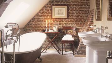 免费洗浴用品、吹风机、浴袍、拖鞋