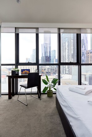 Ático exclusivo (Premium penthouse) | Escritorio, espacio para trabajar con un portátil, cortinas opacas