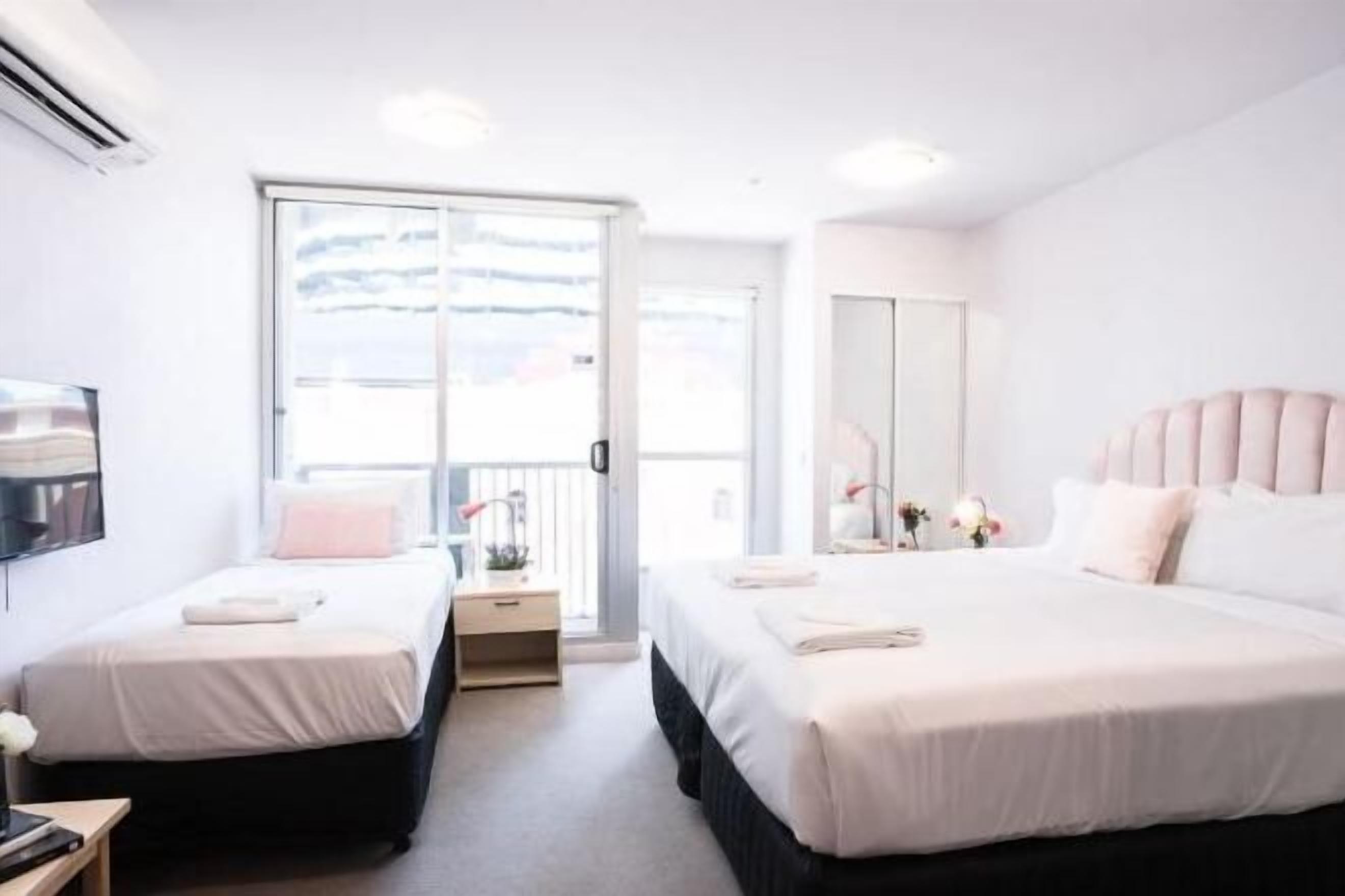 Skrivebord, skrivebord for bærbar PC og blendingsgardiner