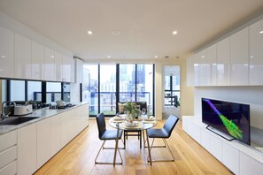 Ático exclusivo (Premium penthouse) | Cocina privada | Frigorífico, microondas, placa de cocina y cafetera o tetera