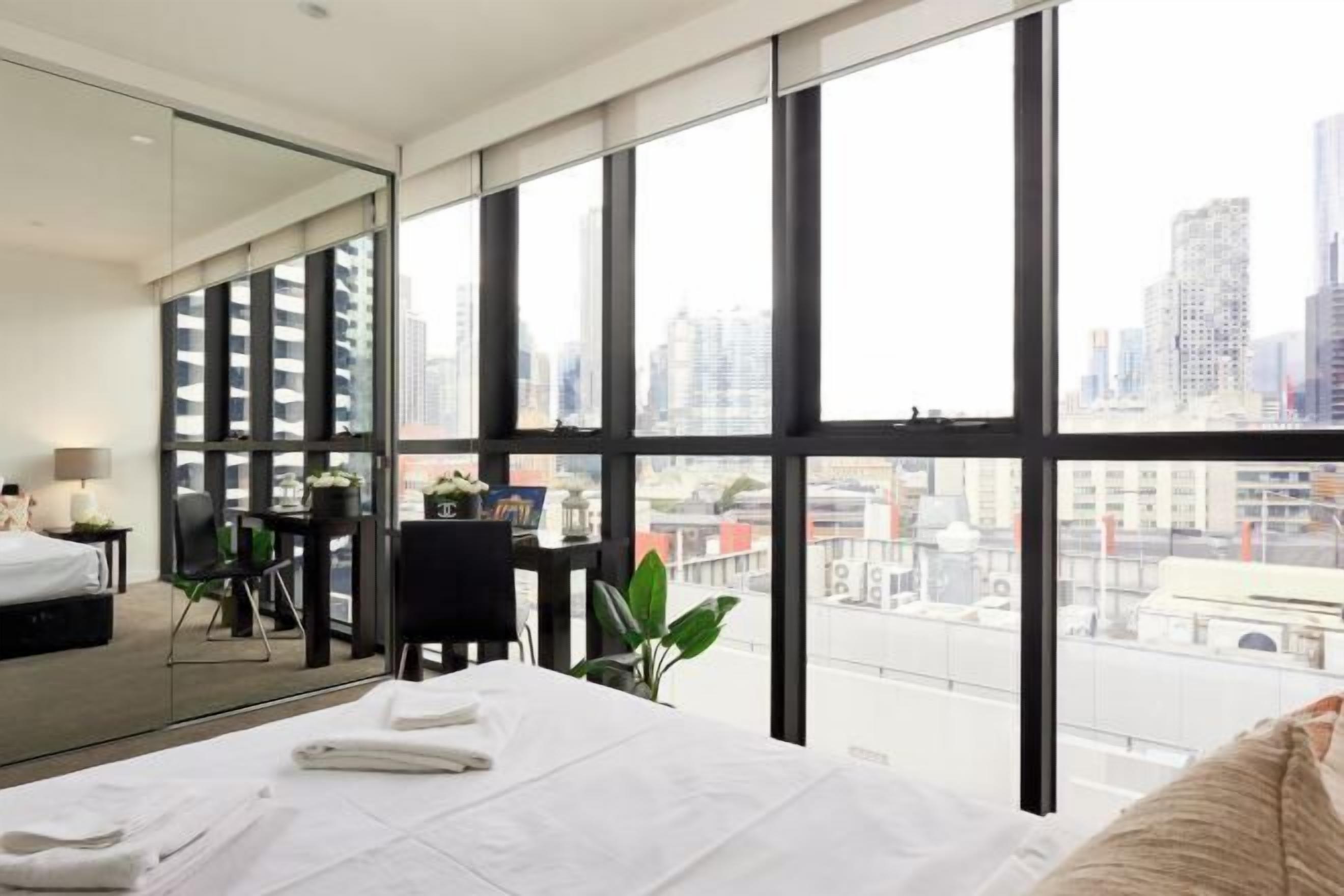 Skrivebord, skrivebord for bærbar PC og blendingsgardiner