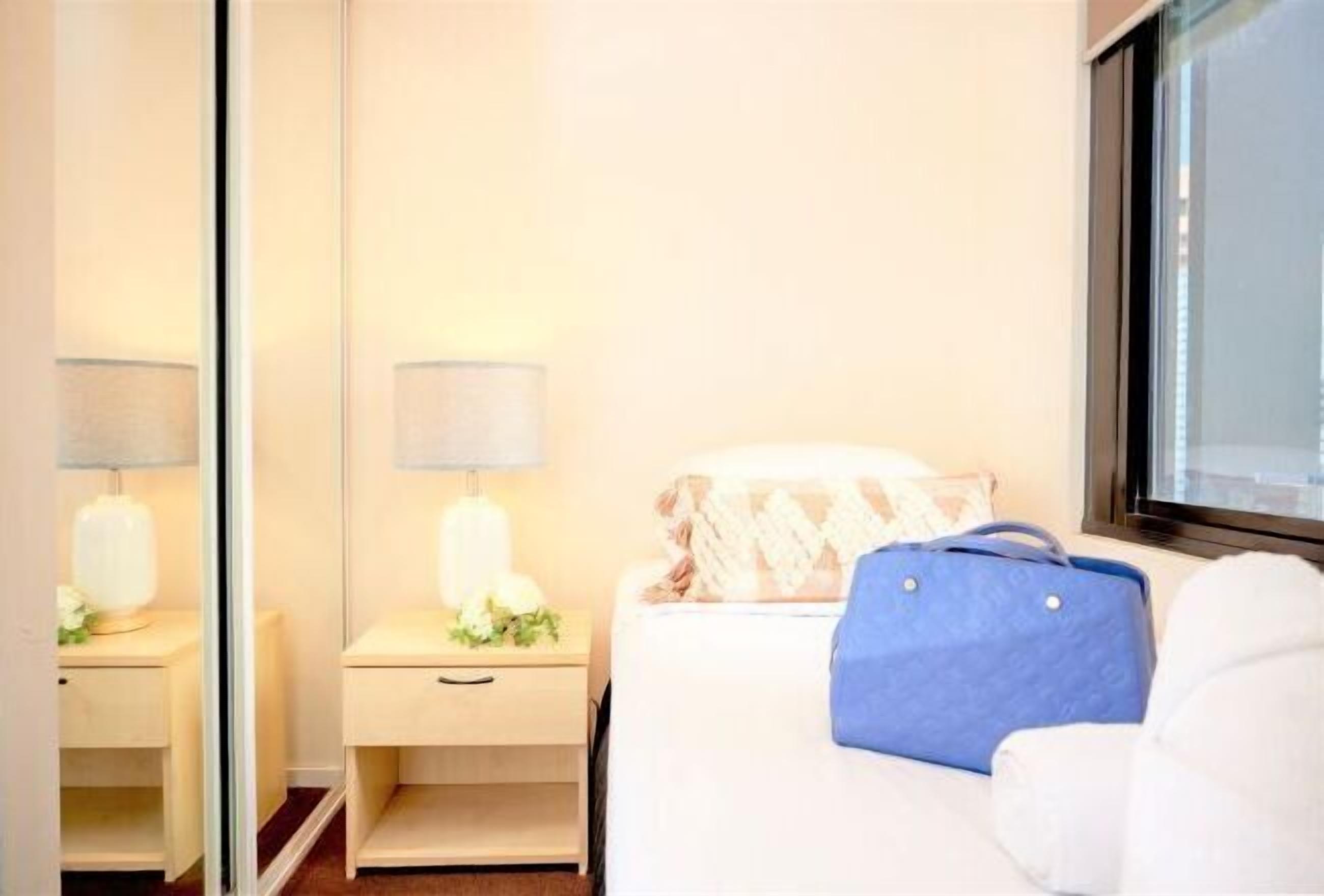 Skrivebord, skrivebord for bærbar PC og blendingsgardiner