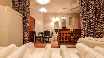Family Studio Suite | Minibar, in-room safe, blackout drapes, free WiFi