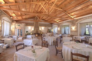 FrĂŒhstĂŒck, Mittagessen, italienische KĂŒche, Blick auf den Garten