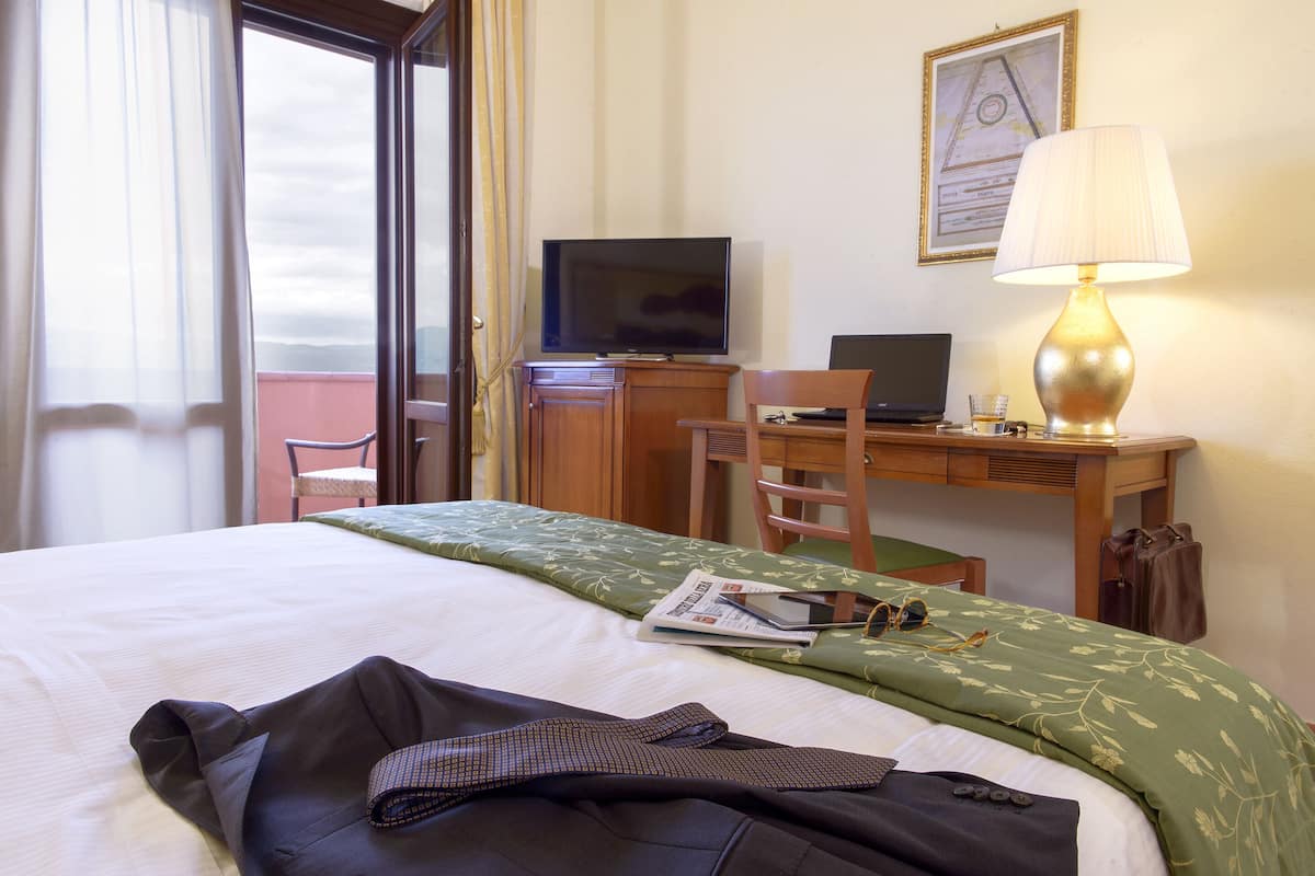 1 bedroom, premium bedding, minibar, in-room safe