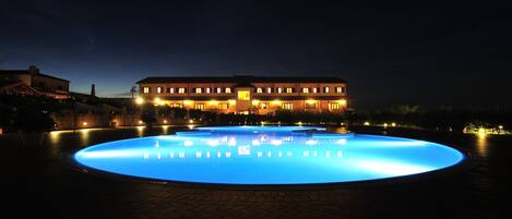 Kolam renang terbuka, payung kolam, kerusi lepak pantai