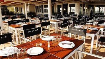 Déjeuner et dßner servis sur place, vue sur la plage