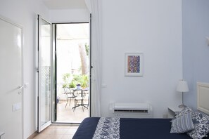 Chambre double, patio | Coffre-fort, ameublement unique, accès au Wi-Fi (inclus)