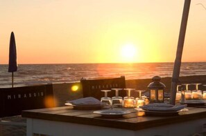 Nær stranden, solsenger og parasoller