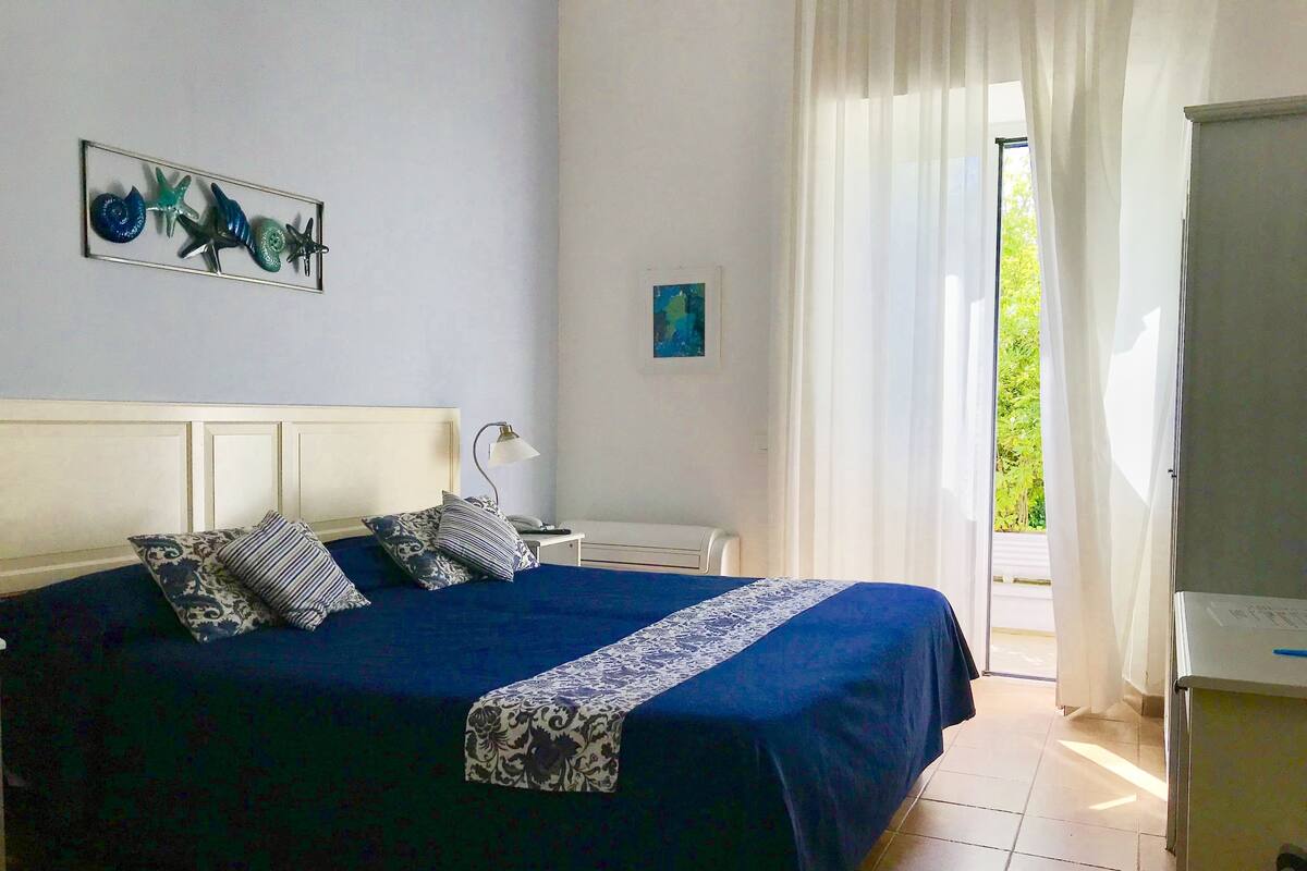Chambre double, patio | Coffre-fort, accès au Wi-Fi (inclus), ameublement unique