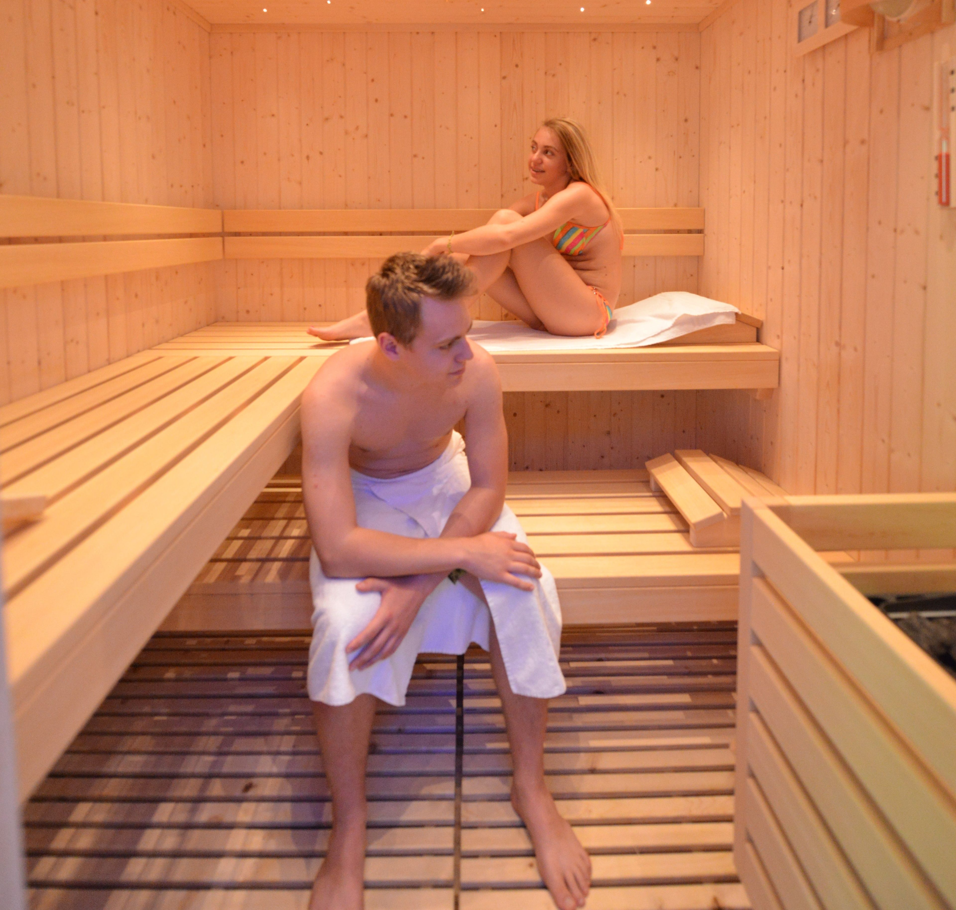Ein Saunaraum mit Holzbänken.