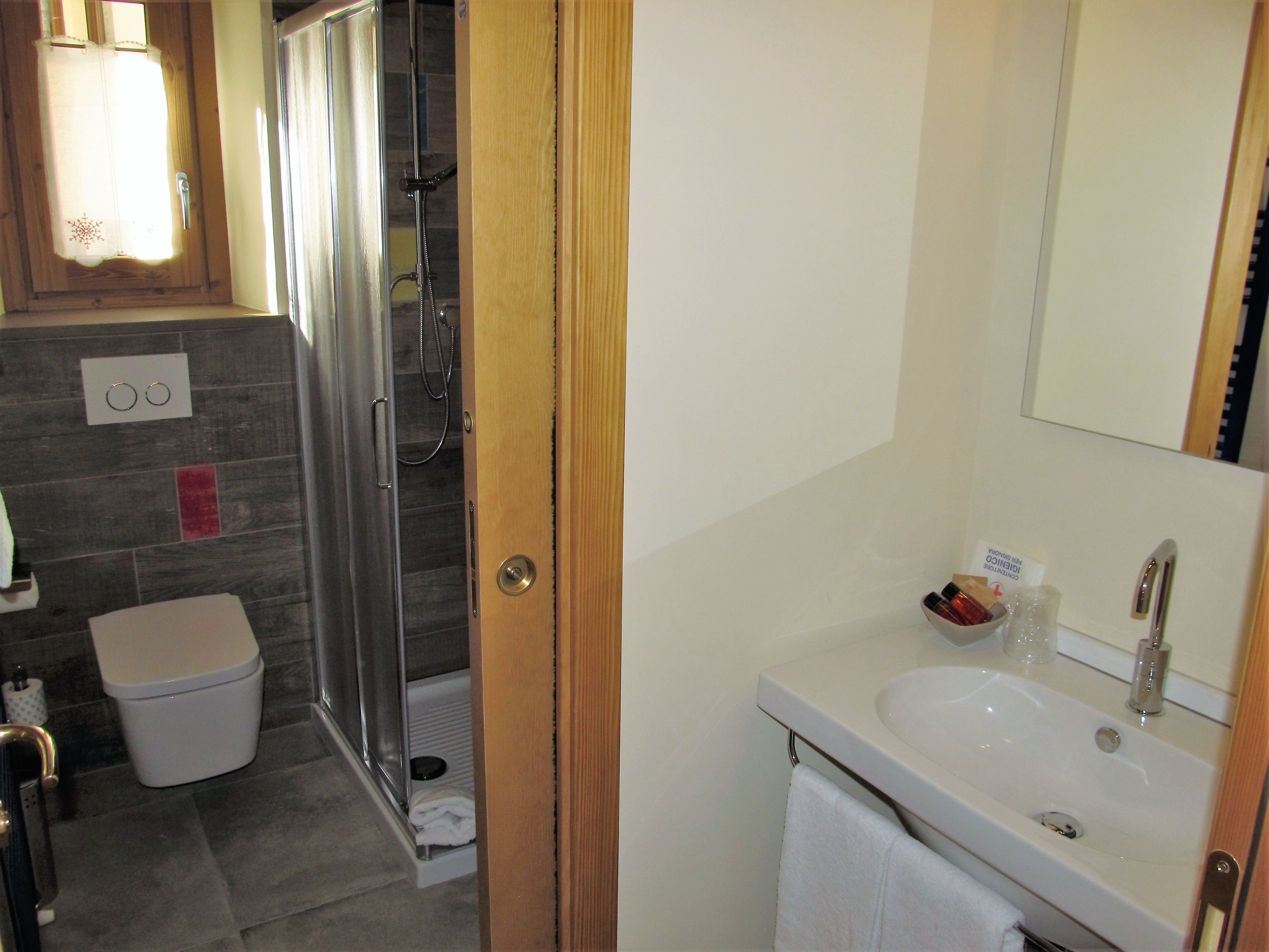 Un baño con ducha, inodoro y lavabo.