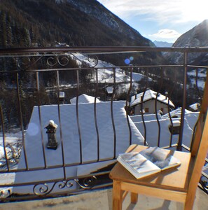 A balcony with a metal railing overlooking a snowy mountain landscape. - Miramonti (Valtournenche)