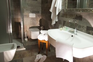 Shower, designer toiletries, hair dryer, bathrobes - Miramonti (Valtournenche)