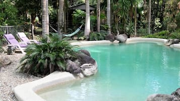 Kolam renang terbuka, kerusi lepak pantai