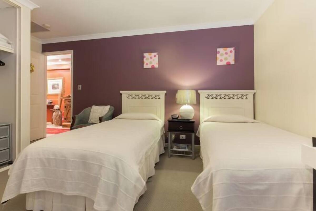 Hochwertige Bettwaren, Schreibtisch, Bügeleisen/Bügelbrett