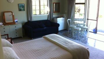 Ropa de cama de alta calidad y caja de seguridad en la habitación