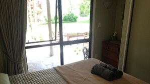 A bedroom with a bed, a window, and a view of the outside. - Somersal Bed & Breakfast (Pirongia)