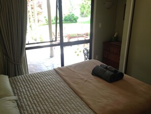 Standard Room, 1 Queen Bed, Shared Bathroom | Premium bedding, in-room safe, individually furnished, desk - Somersal Bed & Breakfast (Pirongia)