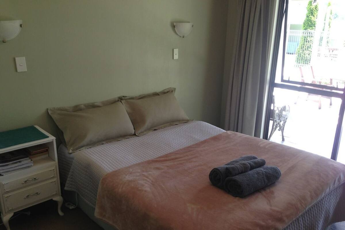 Standard Room, 1 Queen Bed, Shared Bathroom | Premium bedding, in-room safe, desk, iron/ironing board (on request)