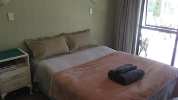 Habitación estándar, 1 cama de matrimonio, baño compartido | Ropa de cama de alta calidad, caja fuerte, mobiliario individual