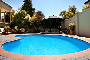 Outdoor pool - Chantillys Motor Lodge (Taupo)