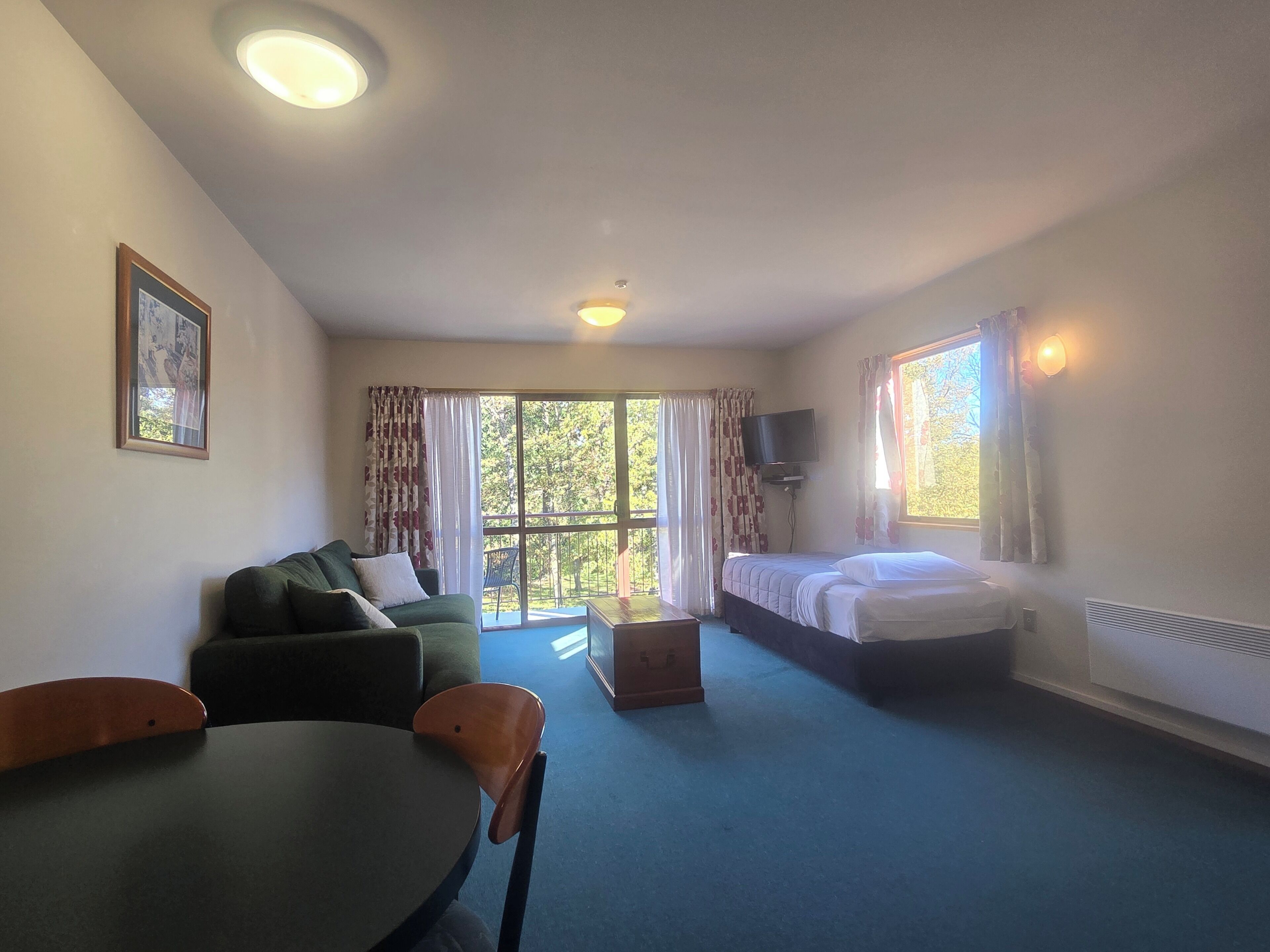Deluxe Room, 1 Bedroom, Golf View | Living area