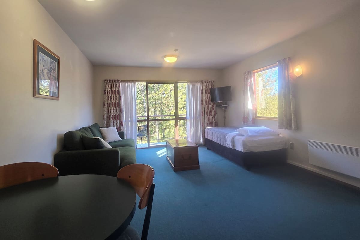 Deluxe Room, 1 Bedroom, Golf View | Living area | 32-inch flat-screen TV with satellite channels, TV, DVD player