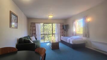Deluxe Room, 1 Bedroom, Golf View | Living area | 32-inch flat-screen TV with satellite channels, TV, Netflix