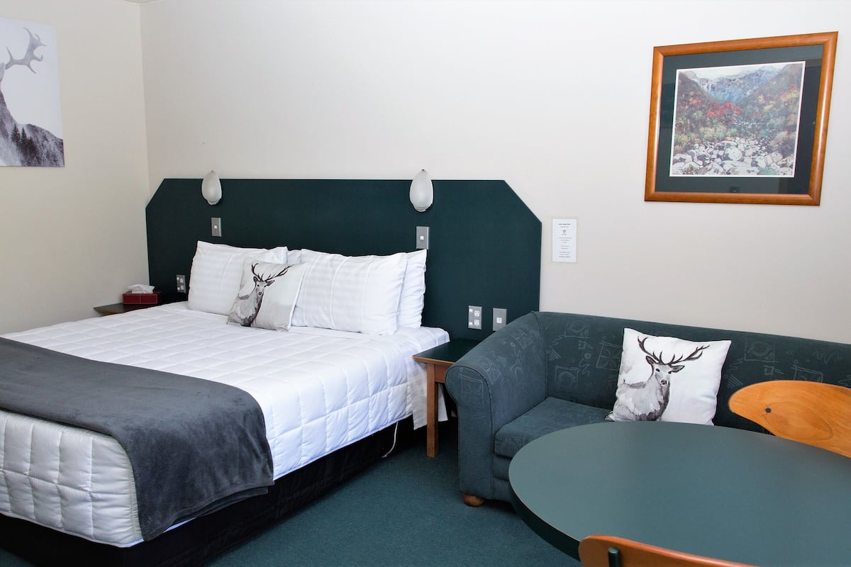 Senior-Studio, 1 King-Bett | 1 Schlafzimmer, hochwertige Bettwaren, Schreibtisch