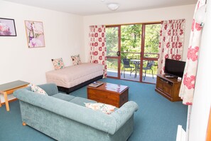 Deluxe Room, 1 Bedroom, Golf View | Living area | 32-inch flat-screen TV with satellite channels, TV, DVD player - Aspen Lodge Motel (Hanmer Springs)