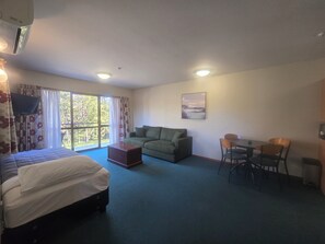 Premium bedding, desk, laptop workspace, soundproofing - Aspen Lodge Motel (Hanmer Springs)