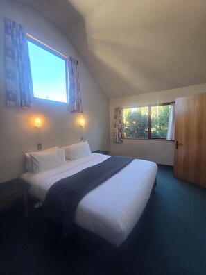 Premium bedding, desk, laptop workspace, soundproofing - Aspen Lodge Motel (Hanmer Springs)
