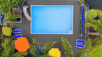 Hồ bơi ngoài trời, ghế dài tắm nắng
