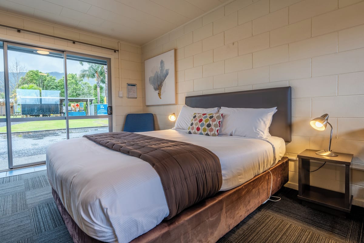 Deluxe Motel Family